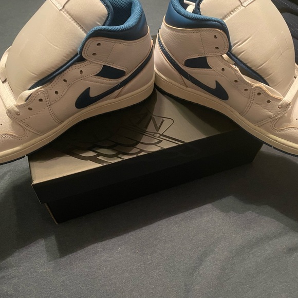 Air Jordan 1 mid se- white/industrial blue sail size 9.5 - Picture 4 of 8
